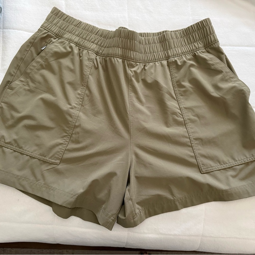 Women's Elastic Waist Utility Shorts in Olive
